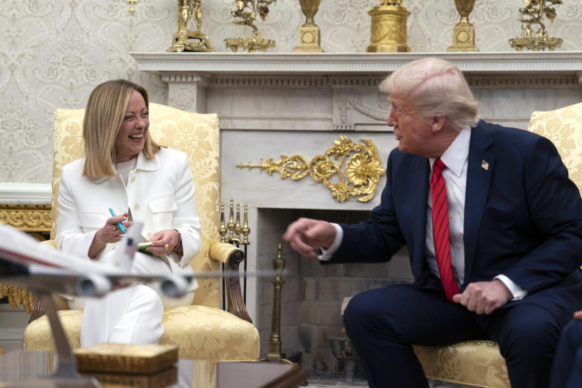 C'eravamo tanto amati. Trump e Meloni ai tempi dell'idillio. EPA/CHRIS KLEPONIS / POOL