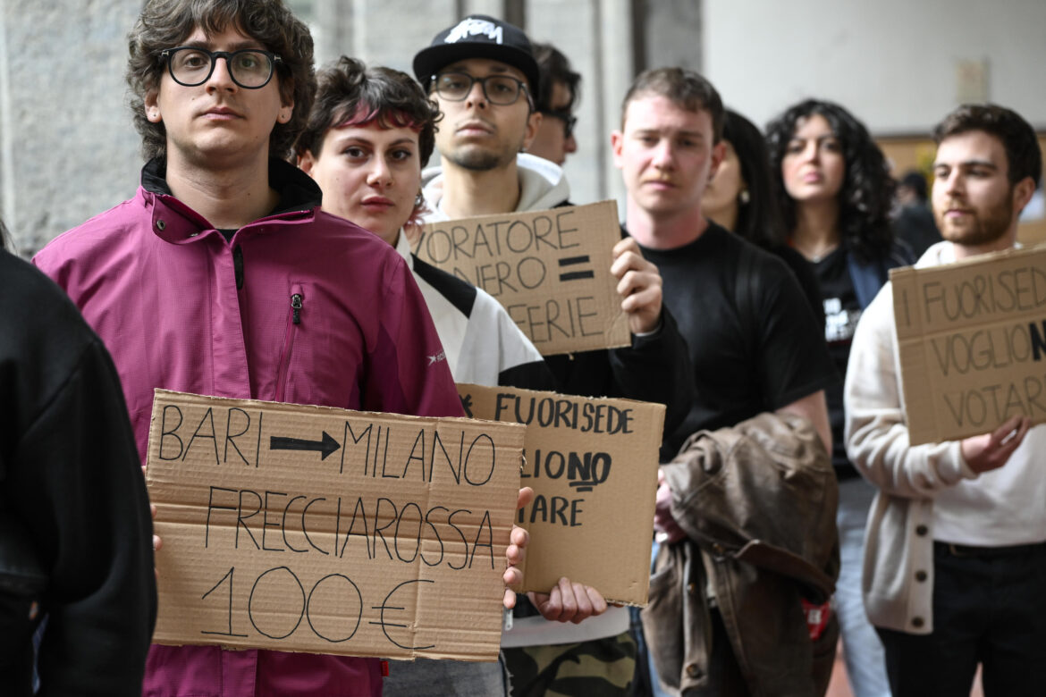 Il flash mob degli studenti fuori sede che non hanno potuto votare al referendum sulla giustizia di marzo. Foto: ANSA/Ciro Fusco