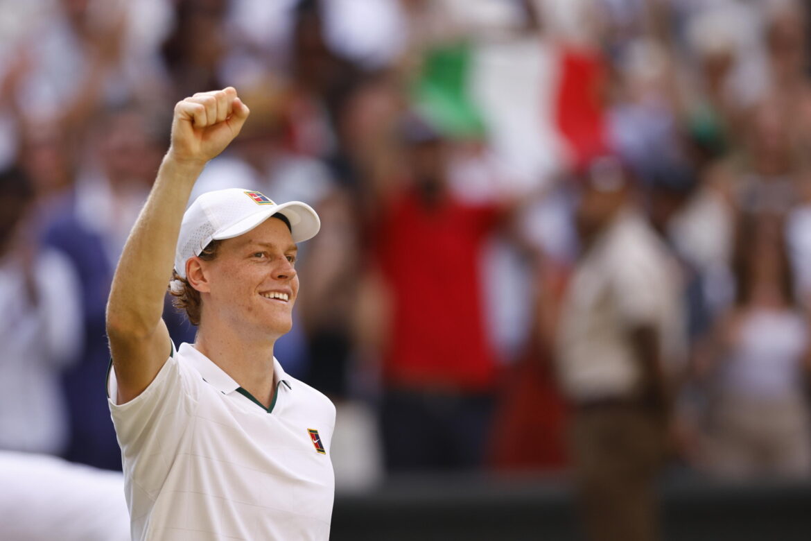 Jannik Sinner batte Novak Djokovic ed è in finale a Wimbledon per la seconda volta. EPA/TOLGA AKMEN