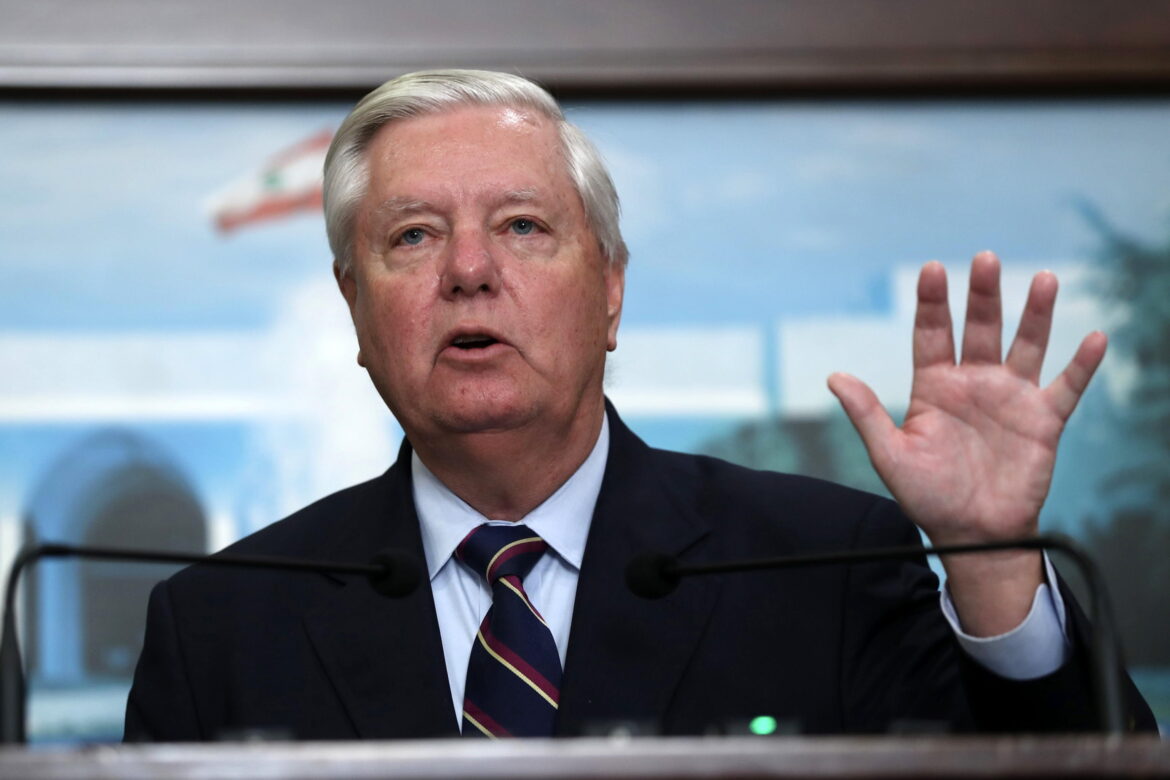 Il defunto falco trumpiano Lindsey Graham. EPA/WAEL HAMZEH