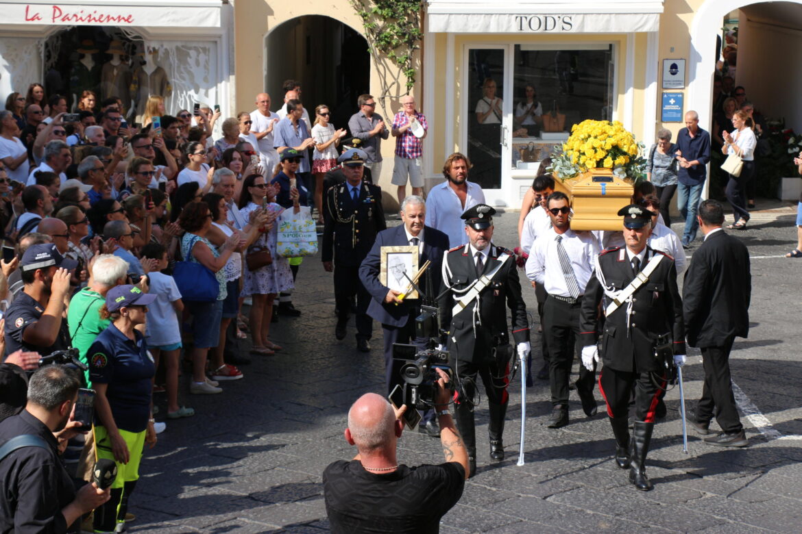 L'addio a Peppino di Capri. ANSA / Giuseppe Catuogno