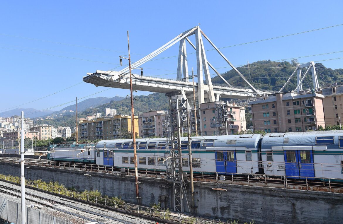 Il Ponte Morandi alcuni giorni dopo il crollo. ANSA/Luca Zennaro