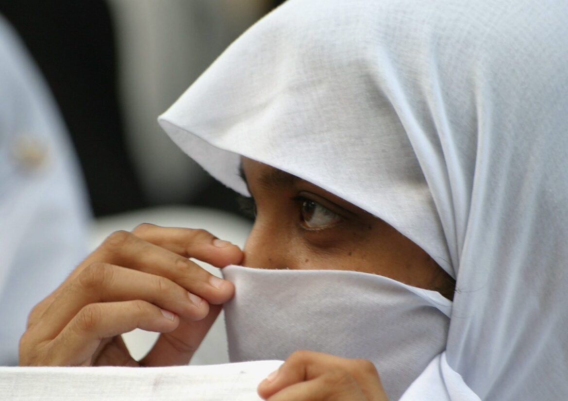 Una donna islamica con il velo. ANSA /AKHTAR SOOMRO/JI