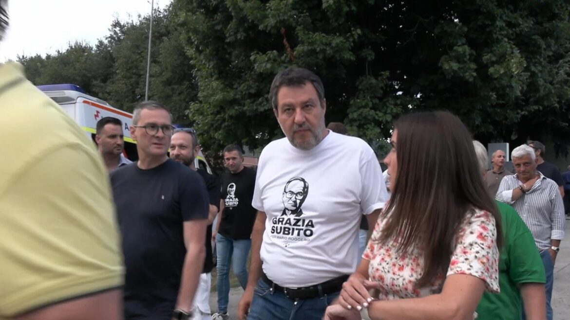 Matteo Salvini fuori dal carcere di Bollate, dove ha incontrato Mario Roggero. ANSA/ ALANEWS