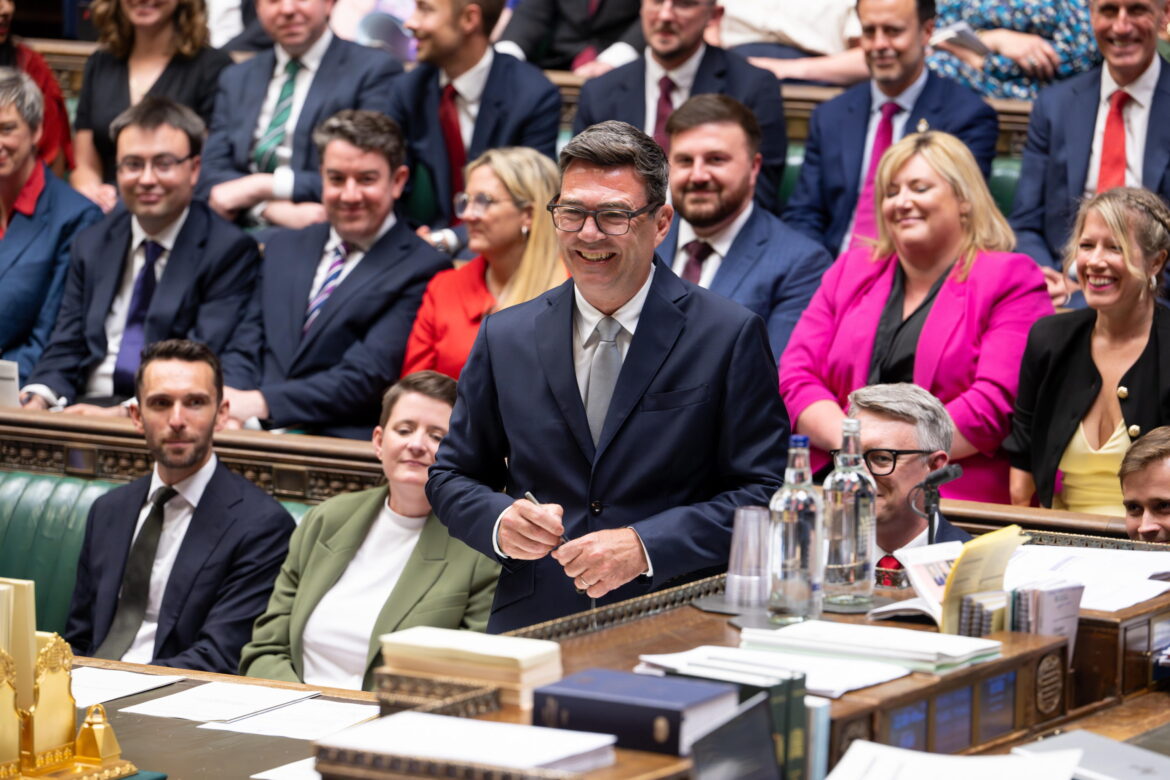 Andy Burnham giura dopo le dimissioni di Keir Starmer. EPA/HOUSE OF COMMONS HANDOUT