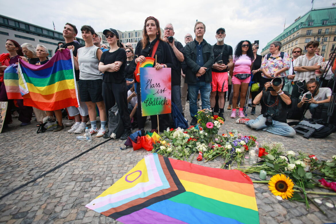 Berlino, presidio dopo l'attentato contro il Pride. EPA/CLEMENS BILAN