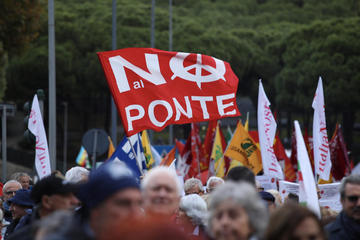 Ponte sullo Stretto, la Cgil presenta un esposto alla Corte dei Conti per danno erariale. ANSA/CARMELO IMBESI