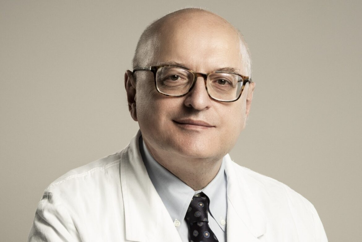 Il professor Vincenzo Mazzaferro, autore del romanzo "Il torculare di Erofilo".